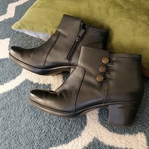 Size 7W Clarks Emslie Monet Ankle Boots
